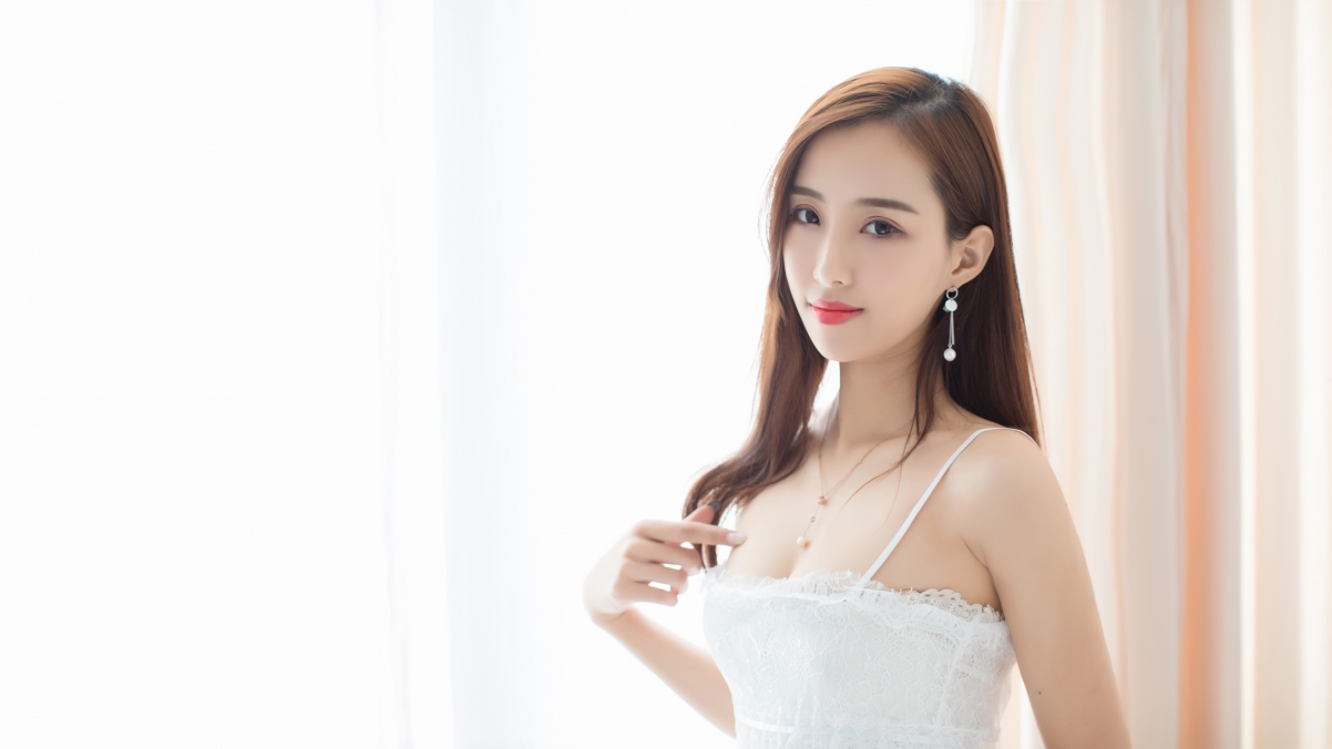 猫宝 白色睡衣香肩美女4k壁纸.jpg